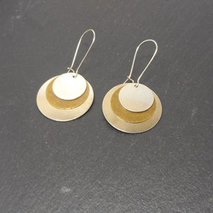 Brincos dorminhoco de bronze com lantejoulas redondas de prata e bronze da charms et cie