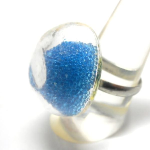 Bague argentée globe microbilles bleues