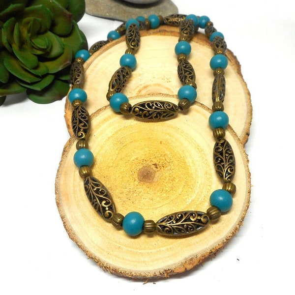 Long collier sautoir perles de bois bleu/vert, perles métal bronze par breloques et cie