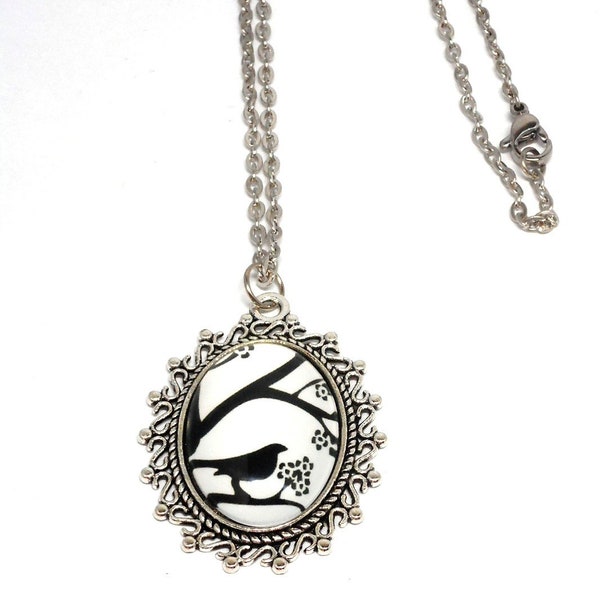 Collier argenté, pendentif cage a oiseaux noir sur blanc