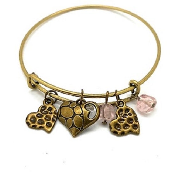 Bracelet fantaisie type jonc bronze et breloques coeurs et perles filées roses par breloques et cie