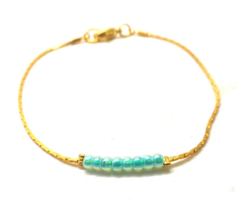 Bracelet minimaliste doré, perles à choisir Bleu