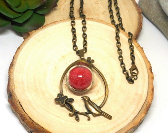 Collier sautoir l'oiseau, globe en verre sable rouge par breloques et cie