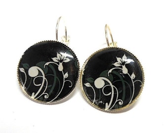 Boucles d'oreilles dormeuses cabochon fleurs blanches sur fond noir par breloques et cie