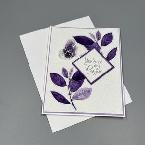Cartões feitos à mão, em branco por dentro ou com sentimento, uma variedade para toda a família e amigos. Uma variedade de técnicas usadas para criar