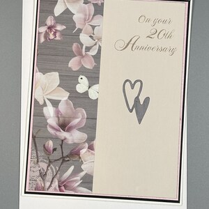 Fait main, carte d'anniversaire avec sentiment, 20 ans, pour la famille et les amis. Un assortiment de techniques et de styles utilisés pour créer, unique en son genre.