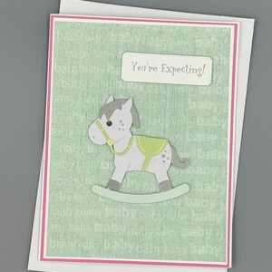 Cartes faites main, cartes de bébé avec sentiment, idéales pour la famille et les amis. Un assortiment de techniques utilisées pour créer, unique en son genre