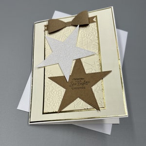 Cartes de Noël faites main avec des sentiments à l'intérieur, une variété pour toute la famille et les amis. Un assortiment de techniques utilisées pour créer
