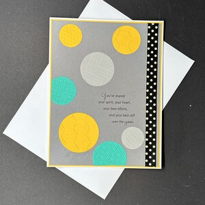 Cartões feitos à mão, em branco por dentro ou com sentimento, uma variedade para toda a família e amigos. Uma variedade de técnicas usadas para criar