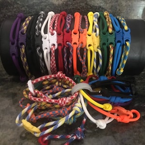 Breakaway paracord collars in both newborn & regular. Matching clips as pictured. Please include your breed in the notes. Patterns may vary.