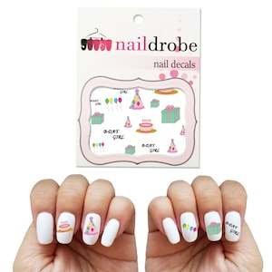 以下が含まれることがあります： 誕生日をテーマにしたネイルステッカー。ステッカーには、ケーキ、風船、パーティーハット、ギフトボックスが描かれています。ステッカーには「B-DAY GIRL」というテキストが繰り返し表示されています。