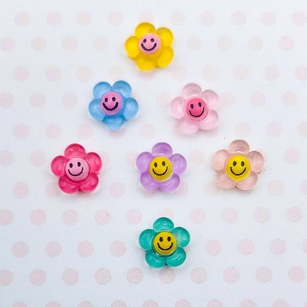 Smiley Flower Nail Charm (size: 0.35 inches)