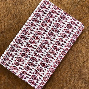 Libreta de bolsillo A6 con tapa estampada a color, hecha a mano, tapa de cartón.