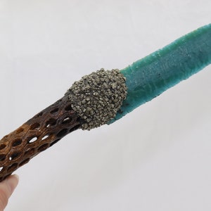 Hoja de vidrio de fibra óptica de color verde azulado con mango de cactus Cholla con cuchillo de recolección de hierbas de pirita triturada/abrecartas/Energía Reike