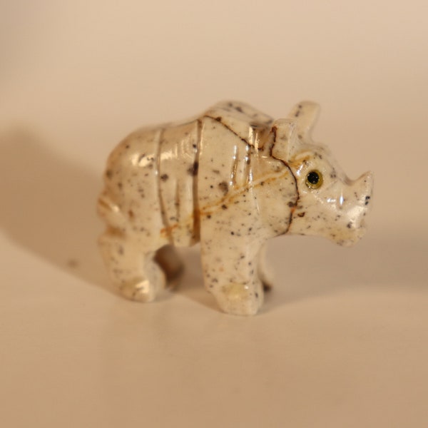 Figurine de RHINO/RHINOSAUROUS en pierre ollaire sculptée à la main de 2,5 cm (1-1/2 po.) fabriquée au Pérou (article exact sur la photo + livraison gratuite !!)