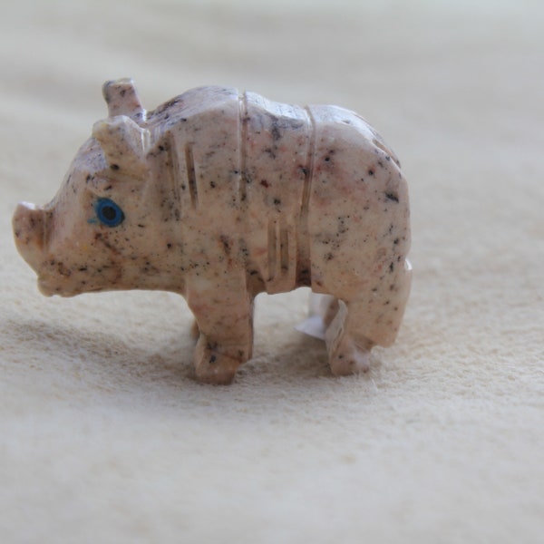 Figurine de RHINO/RHINOSAUROUS en pierre ollaire sculptée à la main de 2,5 cm (1-1/2 po.) fabriquée au Pérou (article exact sur la photo + livraison gratuite !!)