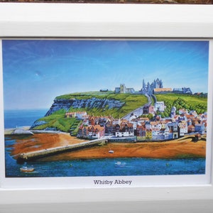 Impressão emoldurada de Whitby de uma obra de arte original do artista de Yorkshire William Ellen. Pronta para pendurar.