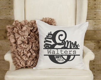Könnte beinhalten: Ein weißes Kissen mit einem schwarz-weißen Design, auf dem "Mr. & Mrs. Walters Est. 2015" steht.
