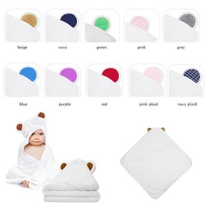 Op de afbeelding: Een set van 10 babyhanddoeken met capuchon met verschillende gekleurde ooraccenten. De handdoeken zijn wit en hebben een zachte textuur. De ooraccenten zijn beige, marineblauw, groen, roze, grijs, blauw, paars, rood, roze geruit en marineblauw geruit.