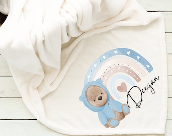 Blå björn regnbågsfilt, personlig babyfilt, present till flicka, babyshowerpresent, babyfilt, anpassad babyfilt,