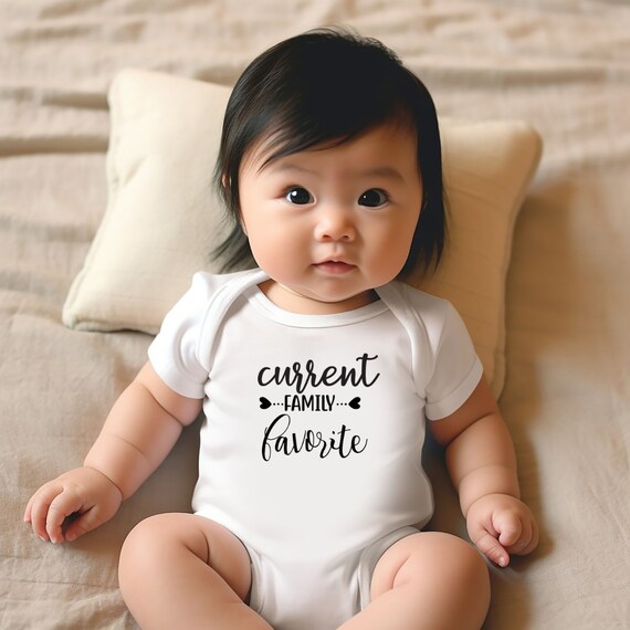 Body personalizado para bebé con frase divertida y dibujo de pañal.