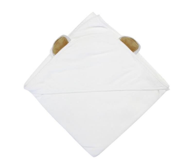 Op de afbeelding: Witte badcape met bruine berenoren. De badcape is gemaakt van zacht, absorberend materiaal en is perfect om een baby na het badje te drogen.