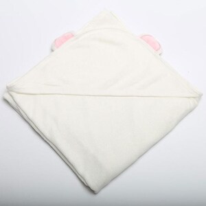 Op de afbeelding: Witte badcape met roze berenoren. De badcape is dubbelgevouwen en gemaakt van zacht, absorberend materiaal.