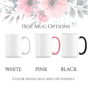 Pode incluir: Tr&ecirc;s canecas de 15 oz com bordas e al&ccedil;as de cores diferentes. As canecas s&atilde;o brancas com um interior branco. A borda e a al&ccedil;a da primeira caneca s&atilde;o brancas, a segunda caneca tem uma borda e uma al&ccedil;a rosa, e a terceira caneca tem uma borda e uma al&ccedil;a pretas. O texto "15OZ MUG OPTIONS" est&aacute; acima das canecas. O texto "WHITE", "PINK" e "BLACK" est&aacute; abaixo das canecas. O texto "COLOR INSIDE MUG AND ON HANDLE" est&aacute; abaixo das etiquetas de cor.