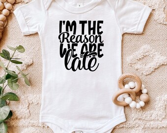 Jag är anledningen till att vi är sena, present till nybliven mamma, present till nyfödd, babykläder, roliga babykläder, blöjtröja, sparkdräkt, onesies®