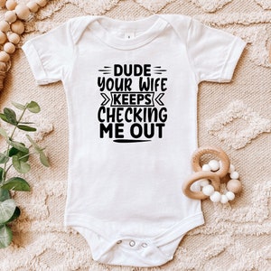 Koleś Twoja żona ciągle mnie sprawdza Body, Prezent dla nowej mamy, Prezent dla nowego dziecka, Ubranka dla niemowląt, Zabawne ubranka, Koszulka na pieluchy, Romper, Onesies®