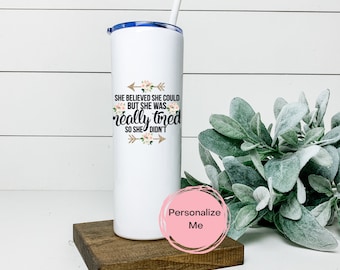Ze geloofde dat ze het kon, maar ze was echt moe: humor voor volwassenen, grappige mok, gepersonaliseerde beker, cadeau voor moeder, cadeau voor haar, bloemen