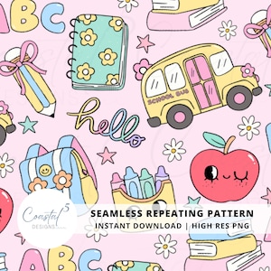 Könnte beinhalten: Ein sich wiederholendes Muster mit Illustrationen zum Thema Schule auf rosa Hintergrund. Enthält einen gelben Schulbus, rote Äpfel, Bleistifte, Rucksäcke, Notizbücher und das Wort "hello". Das Design enthält auch die Buchstaben "ABC" sowie verschiedene Sterne und Blumen.