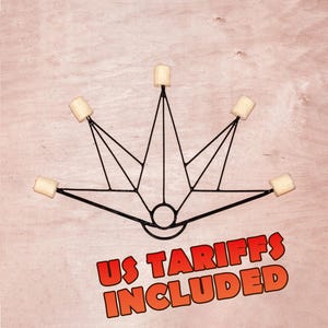 Op de afbeelding: Een zwarte metalen vuurwaaier met vijf spaken, elk bekroond met een cilindrische beige Kevlar lont. Het frame heeft een centrale ronde handgreep en een gebogen basis. De tekst US TARIFFS INCLUDED staat in oranje met een zwarte rand.