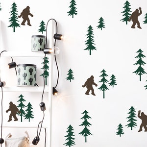 Freundlicher Sasquatch im Wald Wandtattoo-Set - Bigfoot Abziehbilder, Wald Abziehbilder, Kiefer Baum Abziehbilder, Waldkinderzimmer Abziehbilder, Sasquatch Abziehbilder