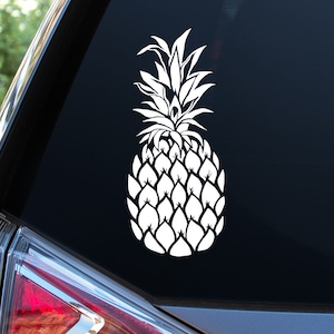 Op de afbeelding: Witte vinyl sticker van een ananas met een gedetailleerd ontwerp. De ananas is wit omlijnd en heeft een textuur.