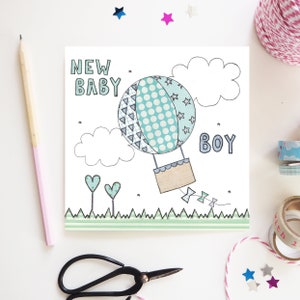 Neue Baby Jungen Grußkarte BlauEr Heißluftballon süßes Design Hand illustration und gedruckt in Großbritannien