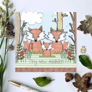 Kleine nieuwe toevoeging | Nieuwe babykaart | Woodland Card | Cute Design Hand illustratie en gedrukt in het Verenigd Koninkrijk