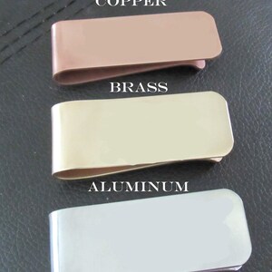 Peut inclure: Trois pinces &agrave; billets en m&eacute;tal dans diff&eacute;rentes finitions&nbsp;: cuivre, laiton et aluminium. Chaque pince est rectangulaire avec des bords arrondis.