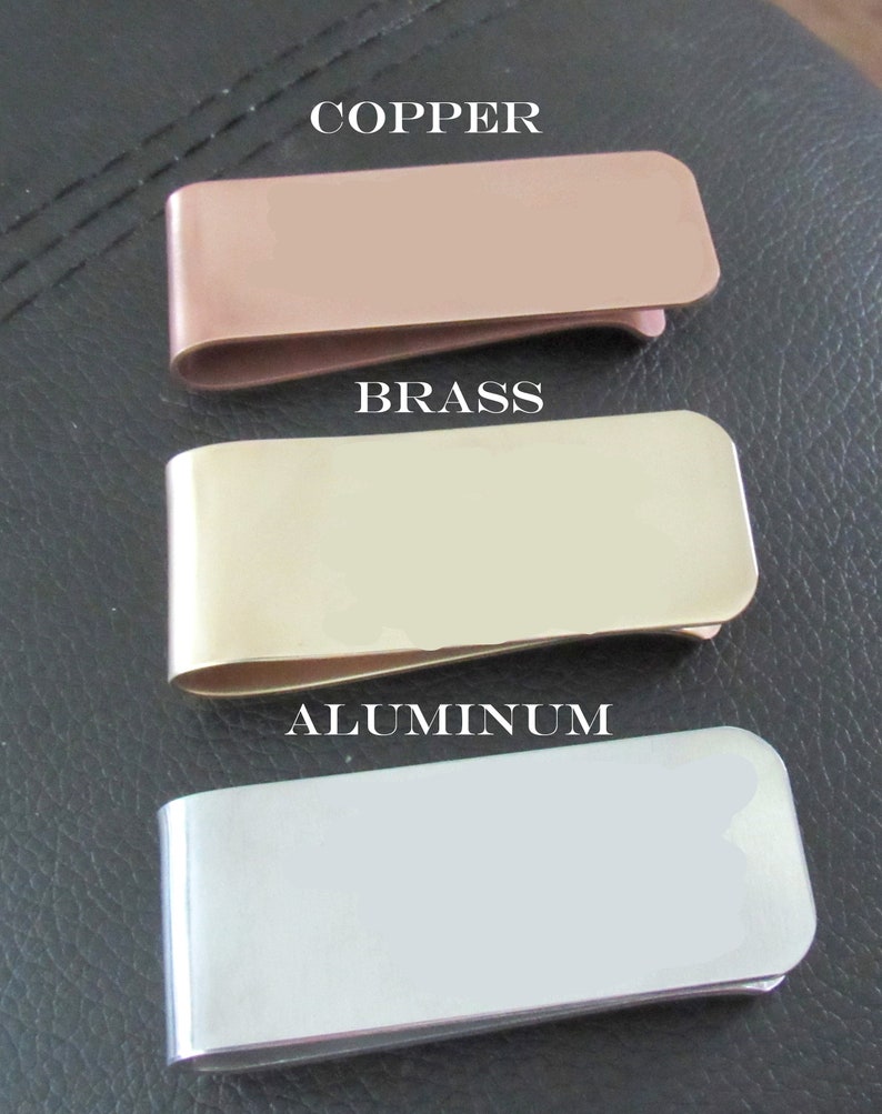 Peut inclure: Trois pinces &agrave; billets en m&eacute;tal dans diff&eacute;rentes finitions&nbsp;: cuivre, laiton et aluminium. Chaque pince est rectangulaire avec des bords arrondis.