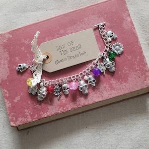 Day of the Dead Charm Bracelet, sugar skull bracelet, skull jewellery, gothic bracelet, halloween jewellery, skull charm, skull gift, skull