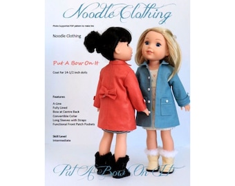 Op de afbeelding: Een PDF-naai-patroon voor een poppenjas, met twee poppen die de jas dragen in verschillende kleuren. Het patroon is getiteld "Put A Bow On It" en is voor poppen van 37 cm. De jas heeft een omkeerbare kraag, lange mouwen met banden en functionele klepzakken aan de voorkant.
