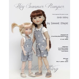 Op de afbeelding: Twee poppen dragen bijpassende grijze denim overalls met een schapenpatroon, witte t-shirts en grijze schoenen. De tekst "Hey Summer Romper" staat bovenaan de afbeelding, met "Noodle Clothing" onderaan.