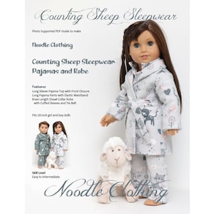 Puede incluir: Un patrón PDF para hacer pijamas y una bata para muñecas de 45 cm. El patrón presenta un diseño de ovejas contando con un esquema de color gris y blanco. El patrón se titula "Counting Sheep Sleepwear Pajamas and Robe" y es de Noodle Clothing.