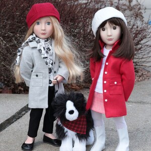 Pode incluir: Duas bonecas vestindo roupas de inverno e um c&atilde;o preto e branco com uma bandana xadrez vermelha e preta. A boneca &agrave; esquerda est&aacute; vestindo um gorro vermelho, um casaco cinza, cal&ccedil;as pretas e sapatos pretos. A boneca &agrave; direita est&aacute; vestindo um gorro branco, um casaco vermelho, uma camisa branca, uma saia xadrez vermelha e branca e botas brancas.