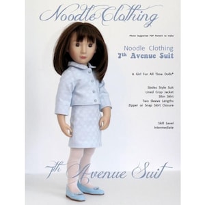 Pode incluir: Um conjunto de boneca azul e branco estampado, incluindo uma jaqueta curta e uma saia. O conjunto se chama "7th Avenue Suit" e é para uma boneca menina. O texto "Noodle Clothing" também é visível.