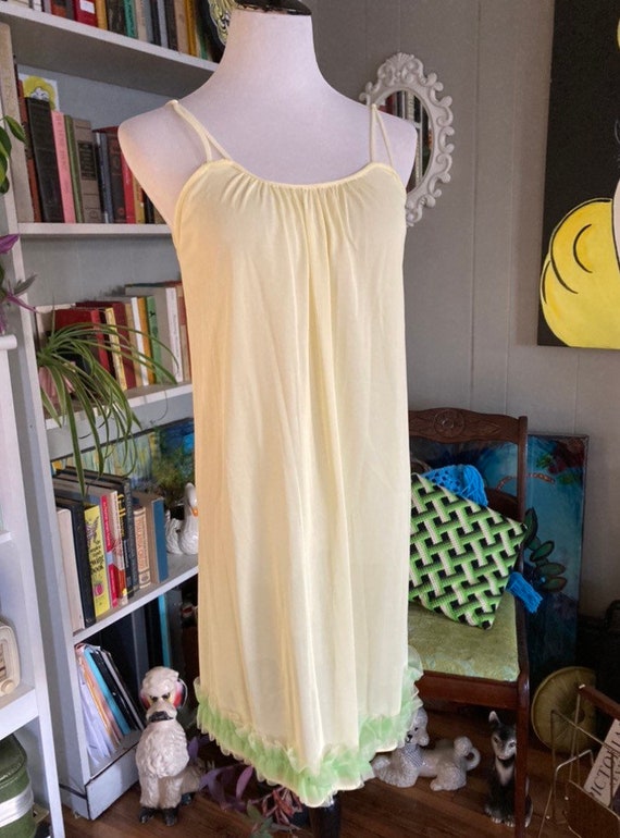 Look!! Vintage Nightgown/ Lingerie / Loungewear- P