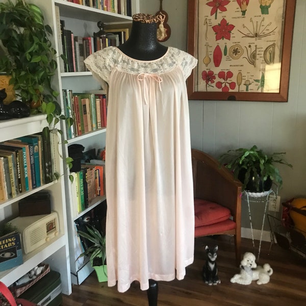 LOOK!  Gilead! Pale Champagne Pink Dressing Gown/ Nightgown / Lingerie / Lovely/