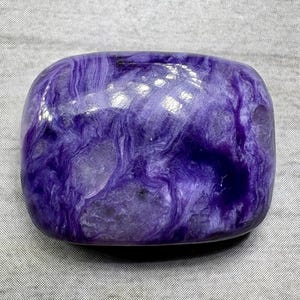 Op de afbeelding: Een rustiek houten bord met de tekst "Welcome to our home" in witte letters. Het bord heeft een verweerde afwerking en een eenvoudig, uitnodigend ontwerp.