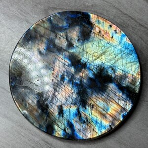 Cabochon XL di labradorite blu e argento con zone rosate. Venditore statunitense. Spedizione giornaliera. Forte riflesso. Pezzo di grande impatto. Unico. Cerchio grande.