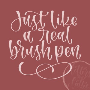 K&ouml;nnte beinhalten: Wei&szlig;e Kalligraphie auf einem kastanienbraunen Hintergrund lautet "Just like a real brush pen". Der Text ist in einer kursiven Schriftart. In der rechten unteren Ecke des Bildes befindet sich ein Wasserzeichen mit der Aufschrift "Letters and Lattes".